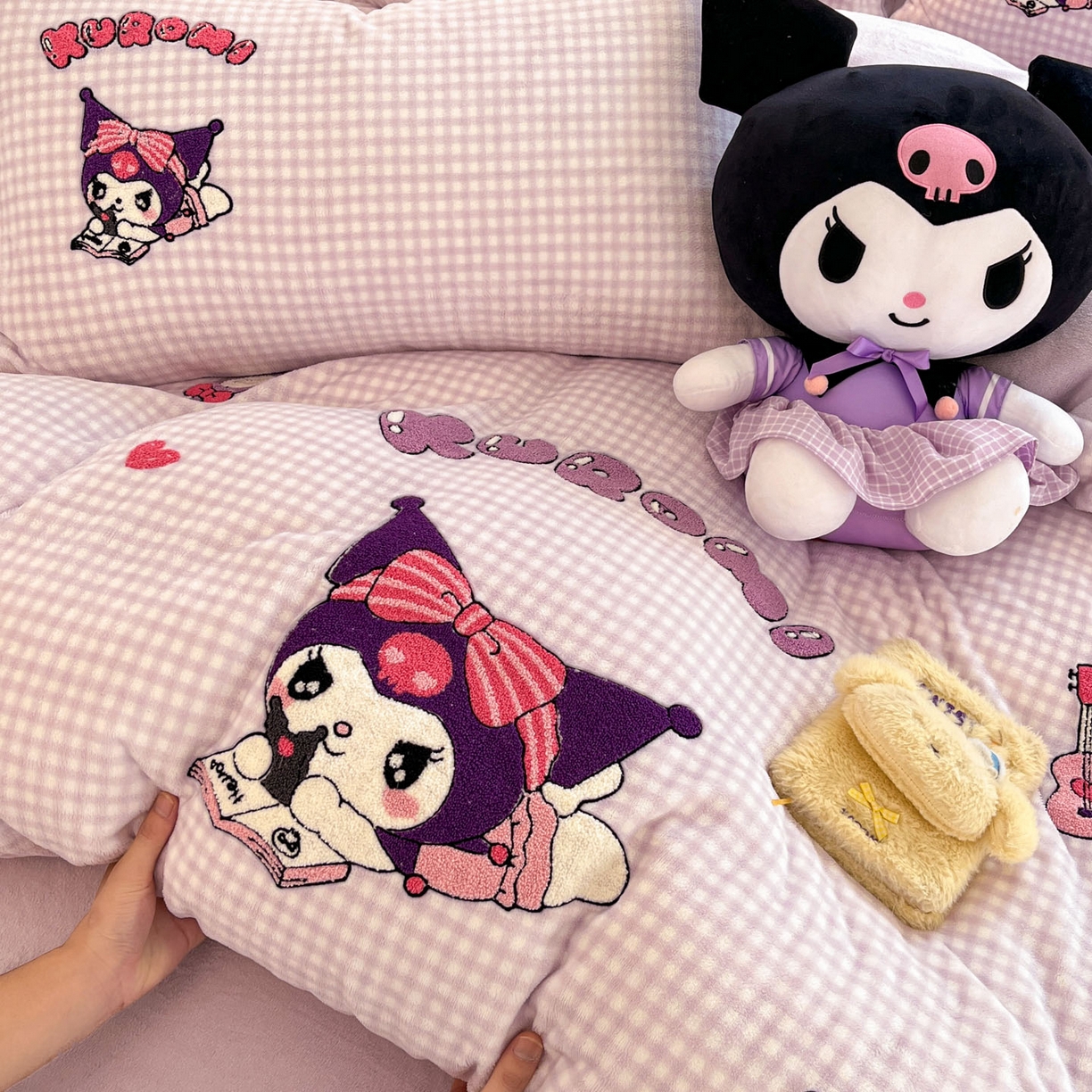 91家纺网 家纺一手货源 找家纺 暮思家居 2025新款正版授权高端毛巾绣绣花牛奶绒三丽鸥四件套 毛巾绣-美美库洛米