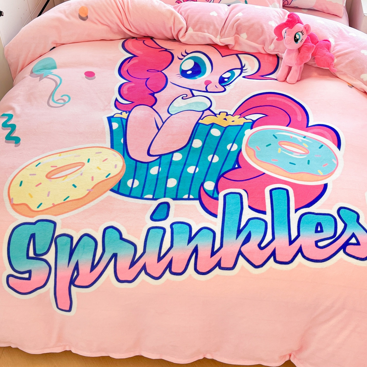 91家纺网 家纺一手货源 找家纺 暮思家居 2025新款正版授权小马宝莉大阪数码印花高克重加厚保暖牛奶绒四件套 绒大版-甜甜圈碧琪