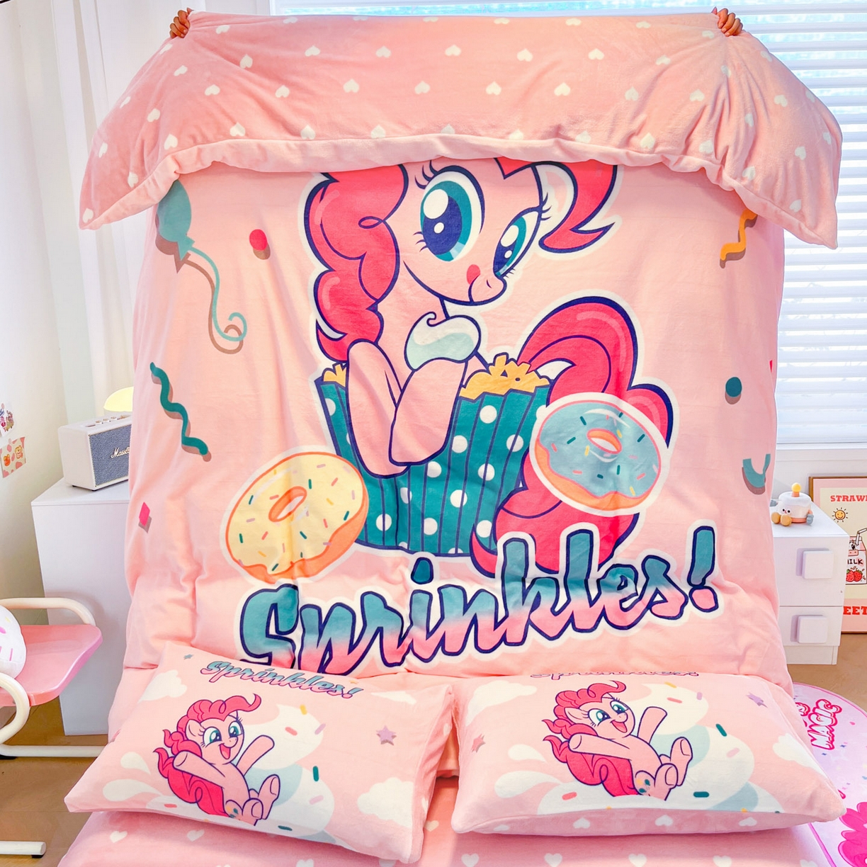 91家纺网 家纺一手货源 找家纺 暮思家居 2025新款正版授权小马宝莉大阪数码印花高克重加厚保暖牛奶绒四件套 绒大版-甜甜圈碧琪