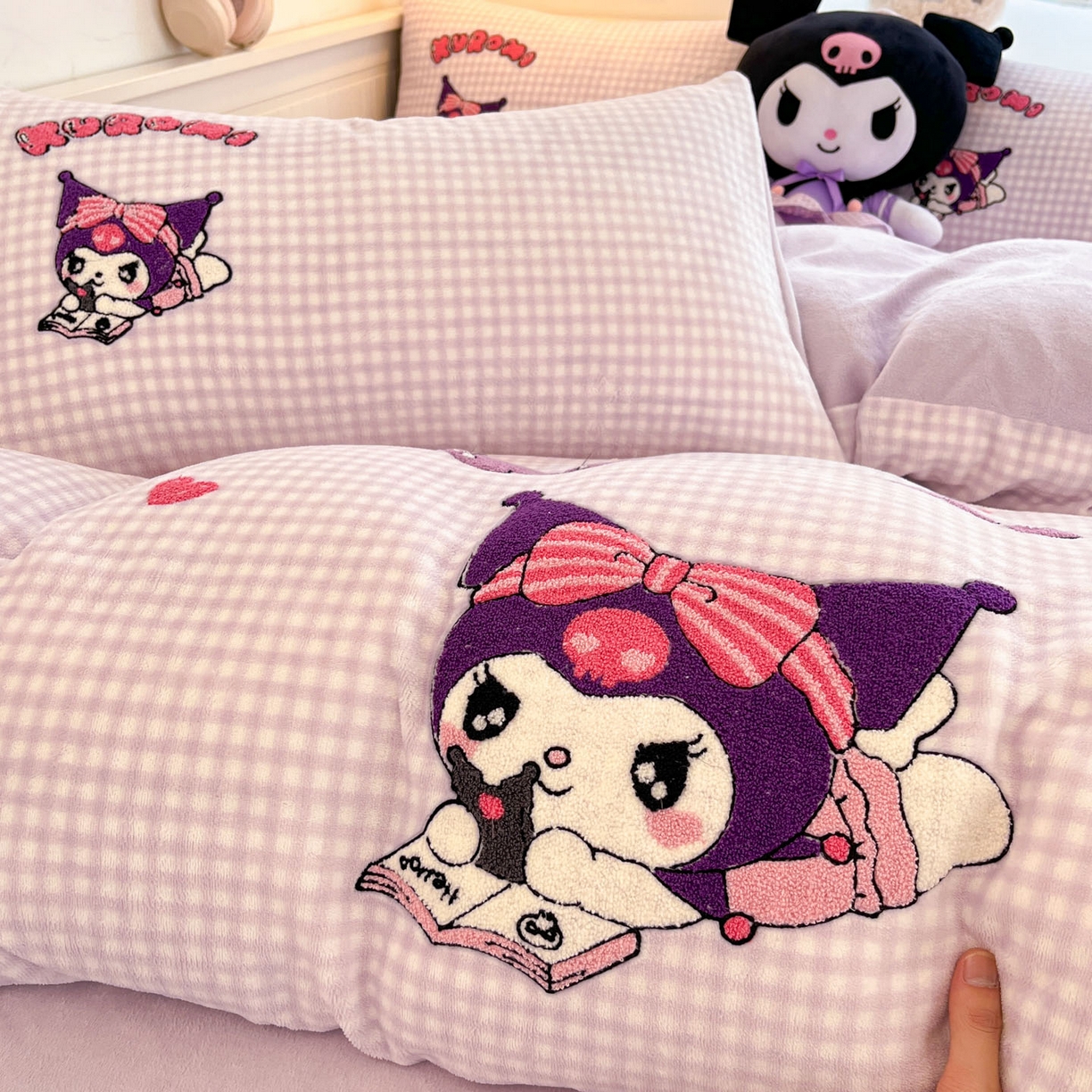 91家纺网 家纺一手货源 找家纺 暮思家居 2025新款正版授权高端毛巾绣绣花牛奶绒三丽鸥四件套 毛巾绣-美美库洛米