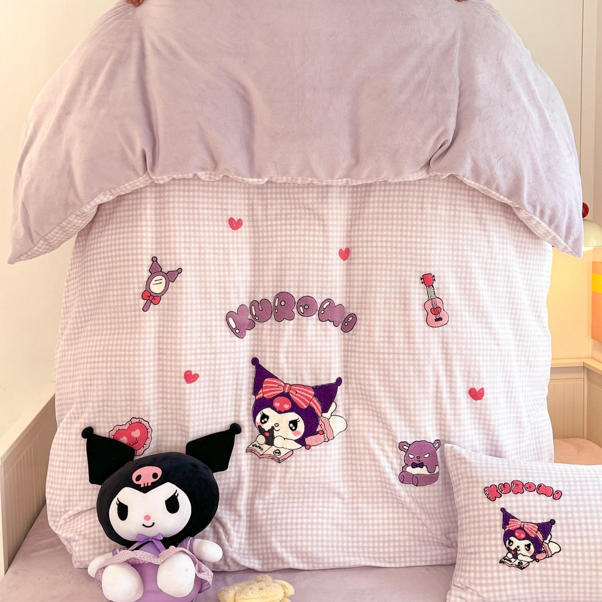 91家纺网 家纺一手货源 找家纺 暮思家居 2025新款正版授权高端毛巾绣绣花牛奶绒三丽鸥四件套 毛巾绣-美美库洛米