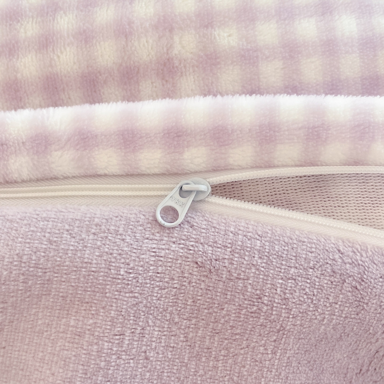 91家纺网 家纺一手货源 找家纺 暮思家居 2025新款正版授权高端毛巾绣绣花牛奶绒三丽鸥四件套 毛巾绣-美美库洛米