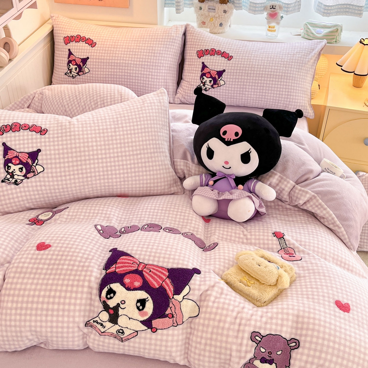 91家纺网 家纺一手货源 找家纺 暮思家居 2025新款正版授权高端毛巾绣绣花牛奶绒三丽鸥四件套 毛巾绣-美美库洛米