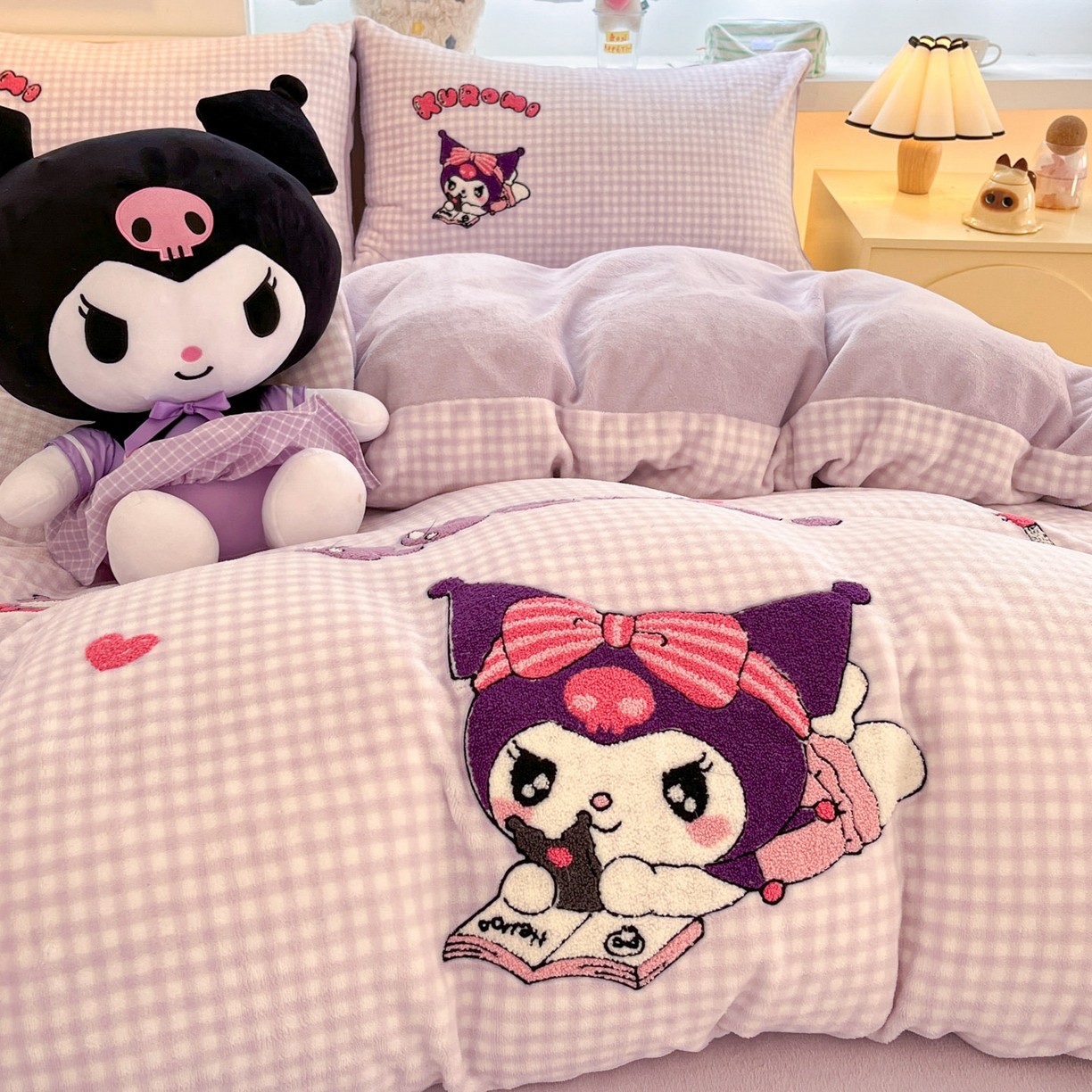 91家纺网 家纺一手货源 找家纺 暮思家居 2025新款正版授权高端毛巾绣绣花牛奶绒三丽鸥四件套 毛巾绣-美美库洛米