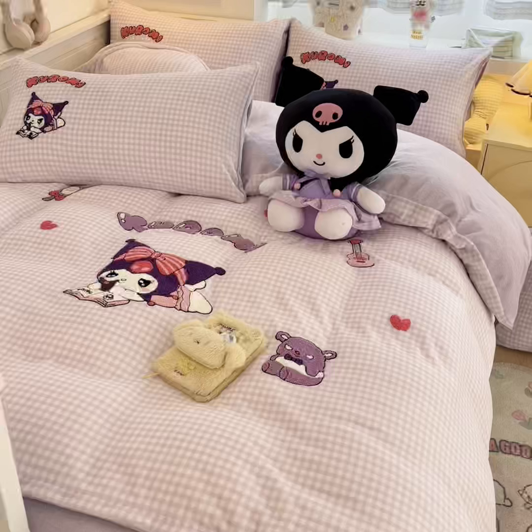 91家纺网 家纺一手货源 找家纺 暮思家居 2025新款正版授权高端毛巾绣绣花牛奶绒三丽鸥四件套 毛巾绣-美美库洛米