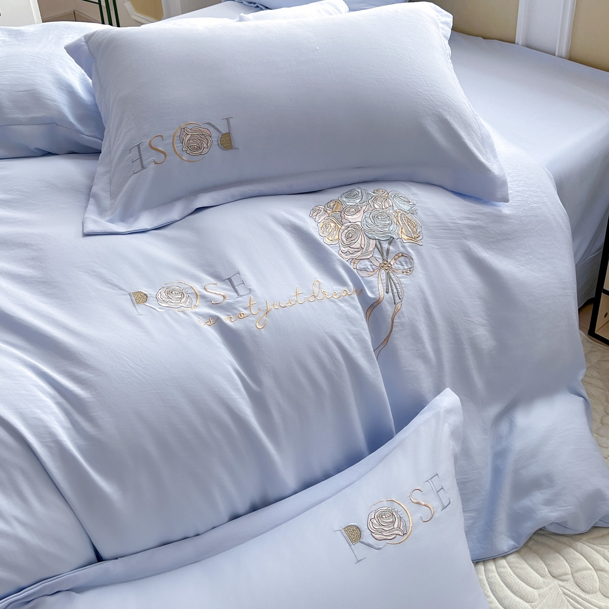 91家纺网 家纺一手货源 找家纺 文黛家居 2025新款高克重水洗棉绣花四件套-玫瑰之恋 玫瑰之恋-浅蓝