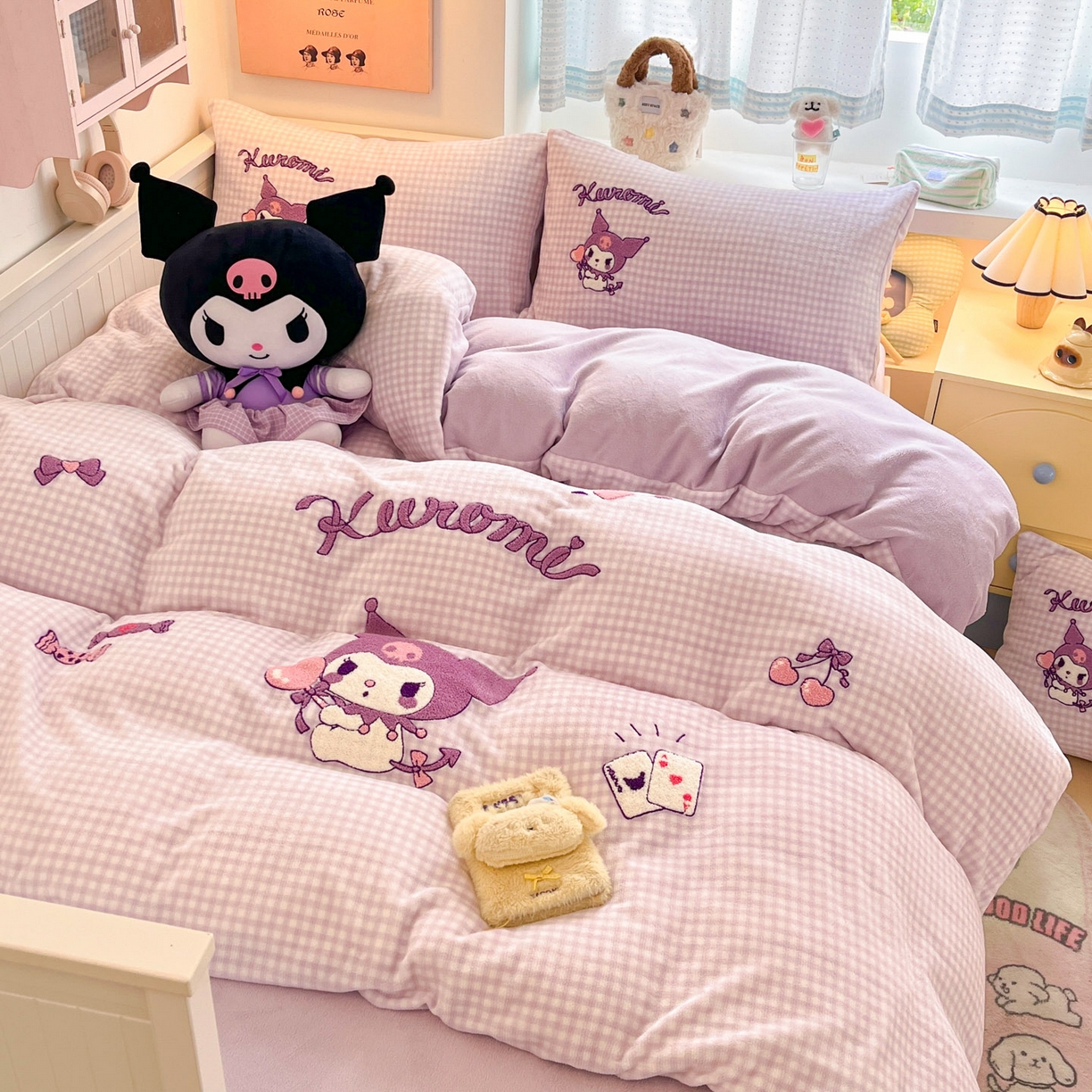 91家纺网 家纺一手货源 找家纺 暮思家居 2025新款正版授权高端毛巾绣绣花牛奶绒三丽鸥四件套 毛巾绣-气球库洛米