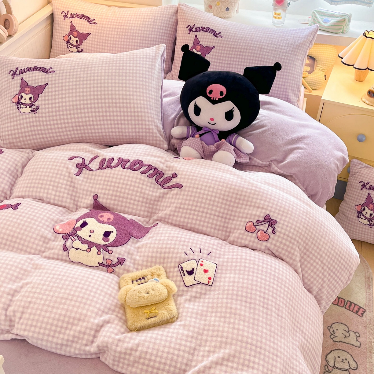 91家纺网 家纺一手货源 找家纺 暮思家居 2025新款正版授权高端毛巾绣绣花牛奶绒三丽鸥四件套 毛巾绣-气球库洛米