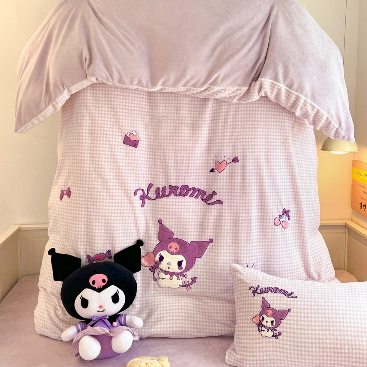 91家纺网 家纺一手货源 找家纺 暮思家居 2025新款正版授权高端毛巾绣绣花牛奶绒三丽鸥四件套 毛巾绣-气球库洛米