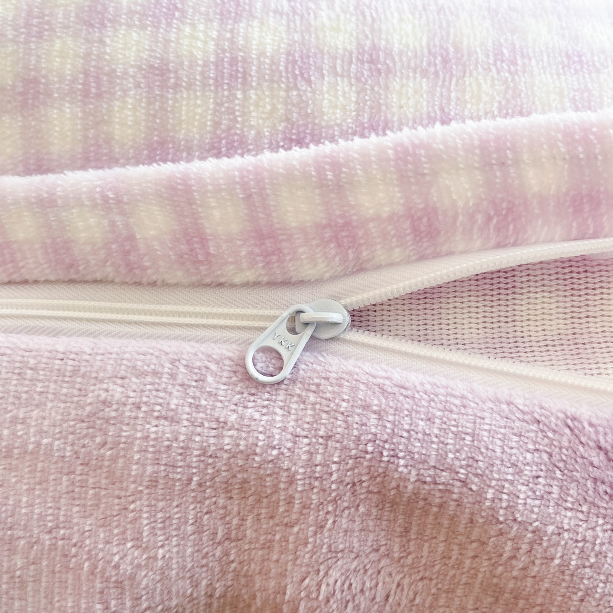 91家纺网 家纺一手货源 找家纺 暮思家居 2025新款正版授权高端毛巾绣绣花牛奶绒三丽鸥四件套 毛巾绣-气球库洛米