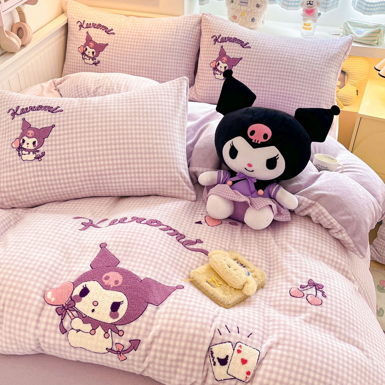 91家纺网 家纺一手货源 找家纺 暮思家居 2025新款正版授权高端毛巾绣绣花牛奶绒三丽鸥四件套 毛巾绣-气球库洛米