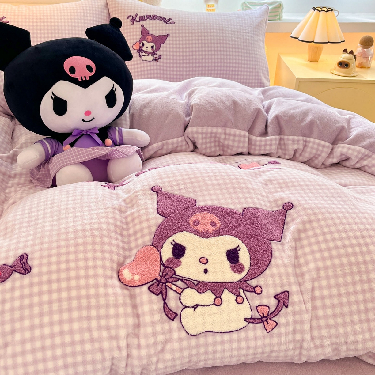 91家纺网 家纺一手货源 找家纺 暮思家居 2025新款正版授权高端毛巾绣绣花牛奶绒三丽鸥四件套 毛巾绣-气球库洛米