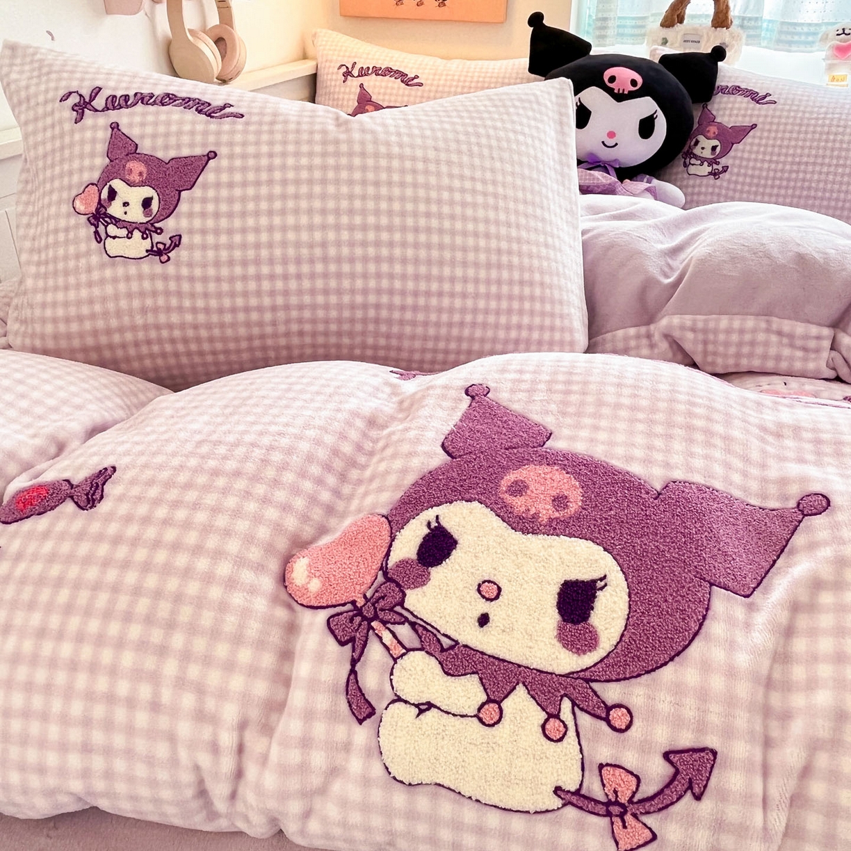 91家纺网 家纺一手货源 找家纺 暮思家居 2025新款正版授权高端毛巾绣绣花牛奶绒三丽鸥四件套 毛巾绣-气球库洛米