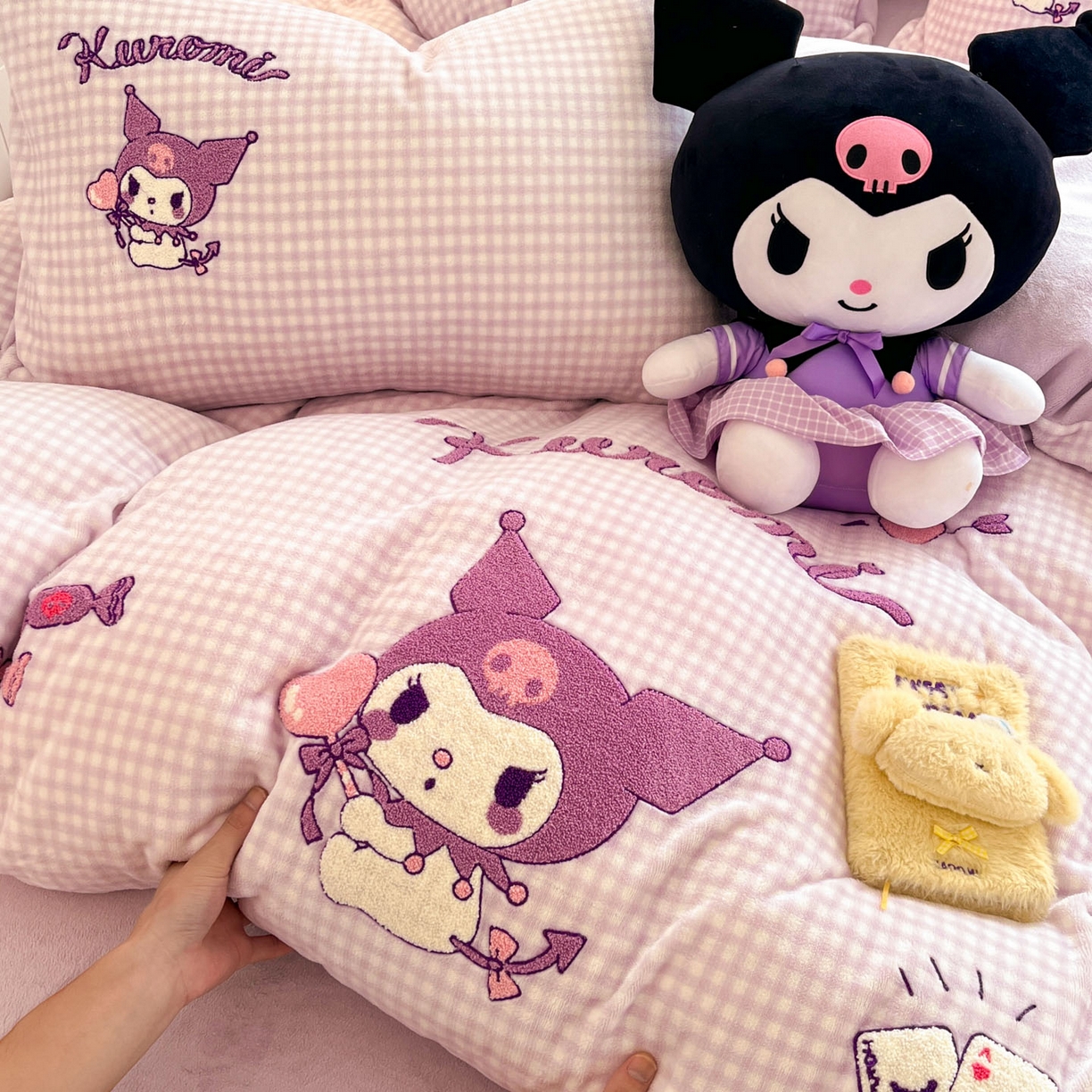 91家纺网 家纺一手货源 找家纺 暮思家居 2025新款正版授权高端毛巾绣绣花牛奶绒三丽鸥四件套 毛巾绣-气球库洛米