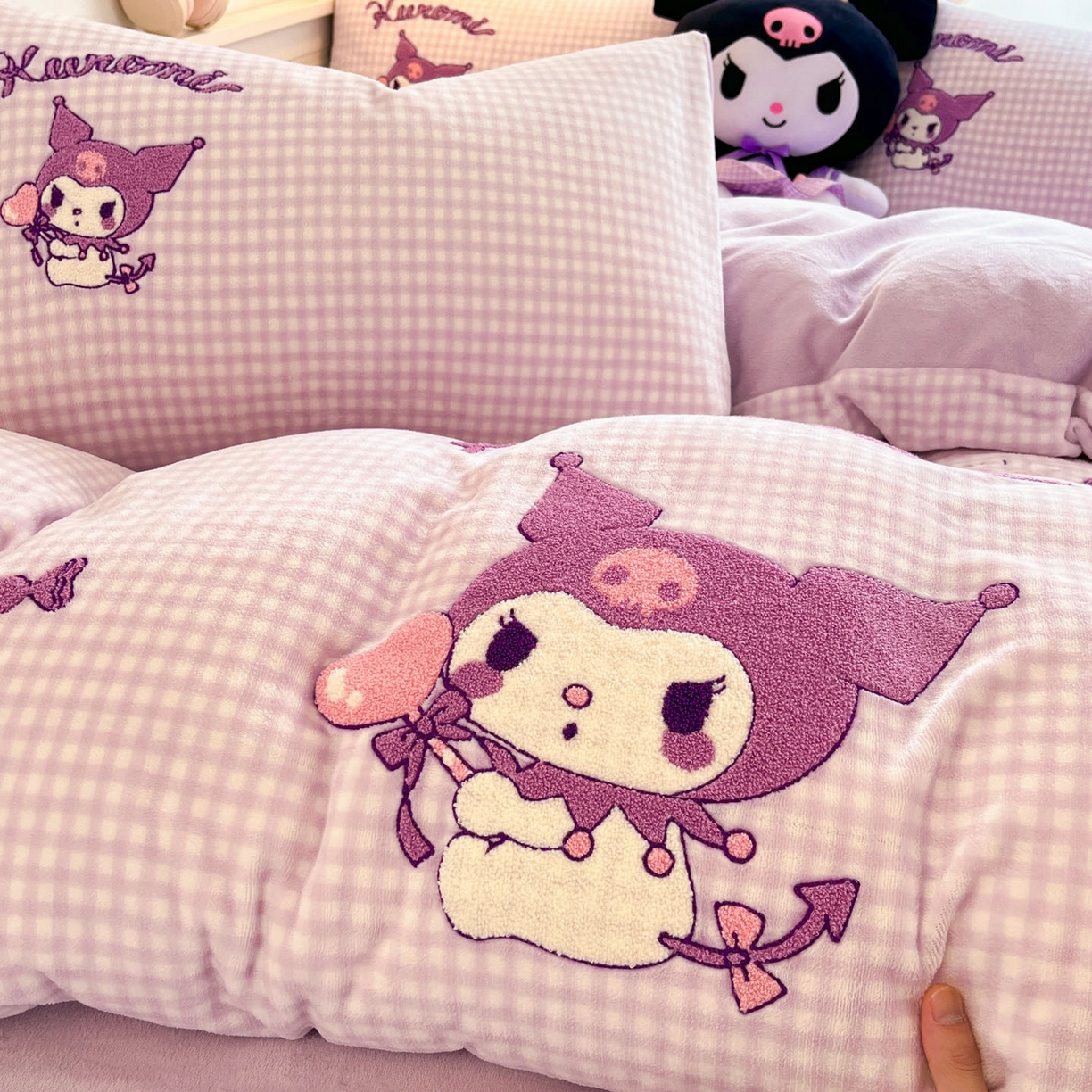 91家纺网 家纺一手货源 找家纺 暮思家居 2025新款正版授权高端毛巾绣绣花牛奶绒三丽鸥四件套 毛巾绣-气球库洛米