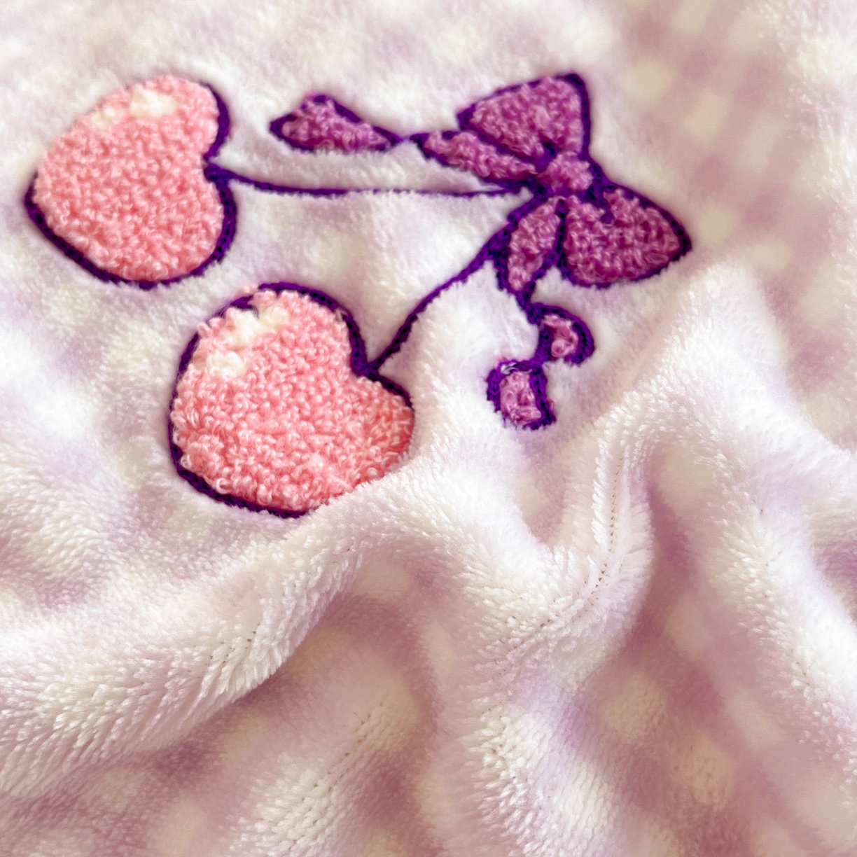 91家纺网 家纺一手货源 找家纺 暮思家居 2025新款正版授权高端毛巾绣绣花牛奶绒三丽鸥四件套 毛巾绣-气球库洛米