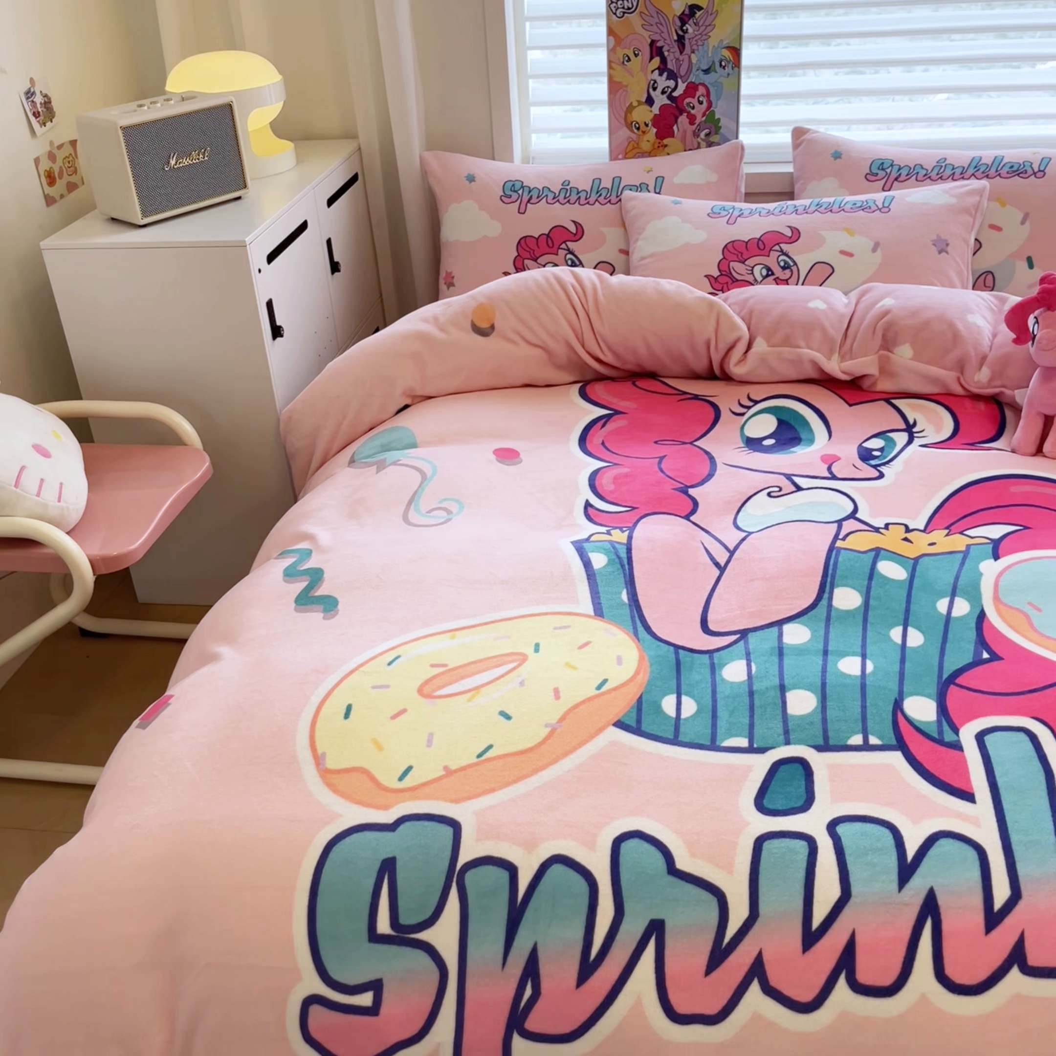 91家纺网 家纺一手货源 找家纺 暮思家居 2025新款正版授权小马宝莉大阪数码印花高克重加厚保暖牛奶绒四件套 绒大版-甜甜圈碧琪