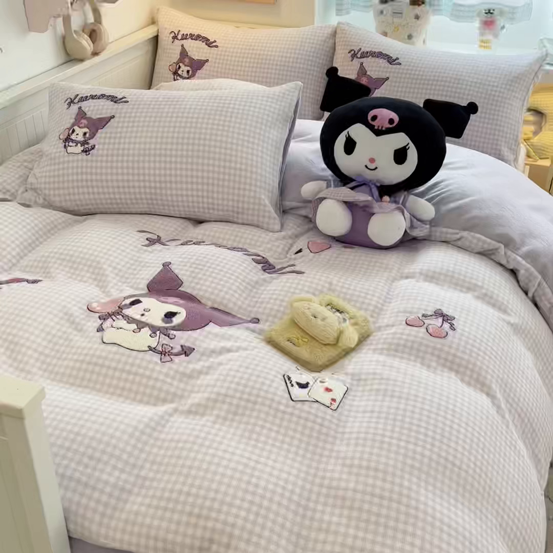 91家纺网 家纺一手货源 找家纺 暮思家居 2025新款正版授权高端毛巾绣绣花牛奶绒三丽鸥四件套 毛巾绣-气球库洛米