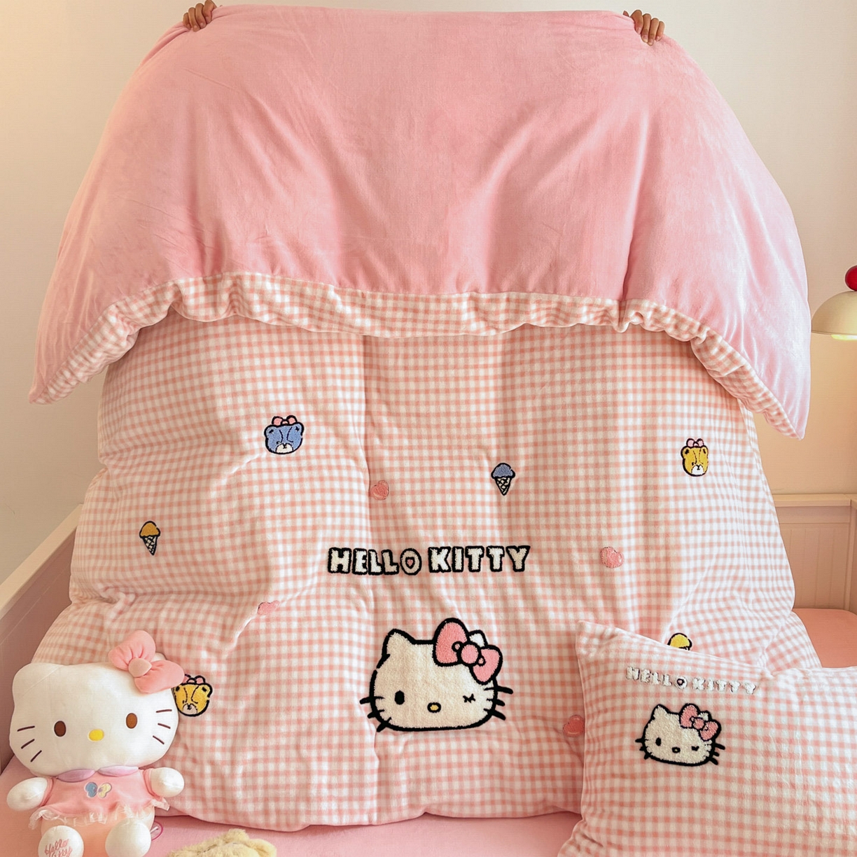 91家纺网 家纺一手货源 找家纺 暮思家居 2025新款正版授权高端毛巾绣绣花牛奶绒三丽鸥四件套 毛巾绣-甜筒KT