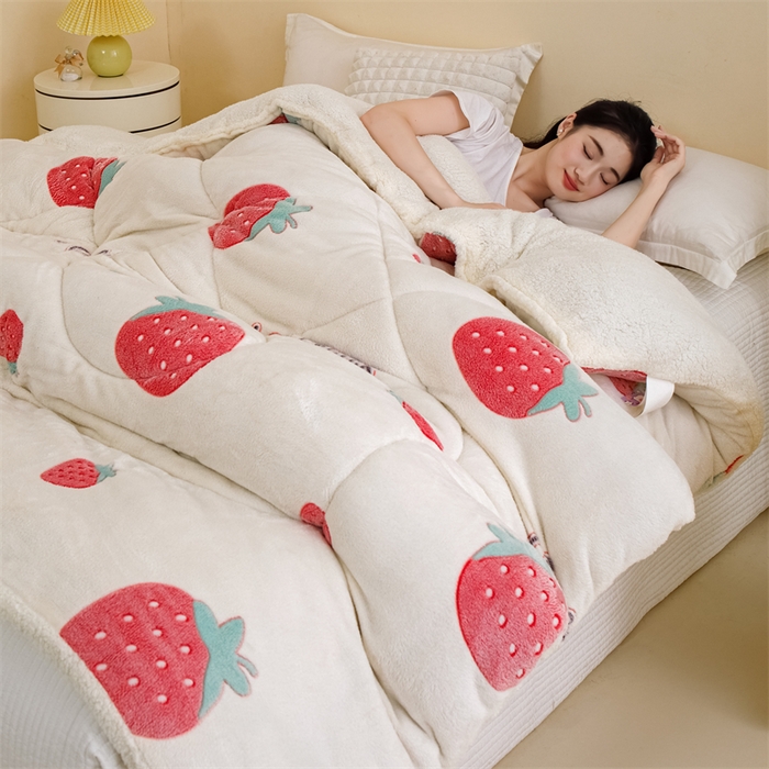 91家纺网 家纺一手货源 找家纺 曼町家居 2025新款加厚升级款雪花绒印花冬被 被子被芯 草莓牛奶