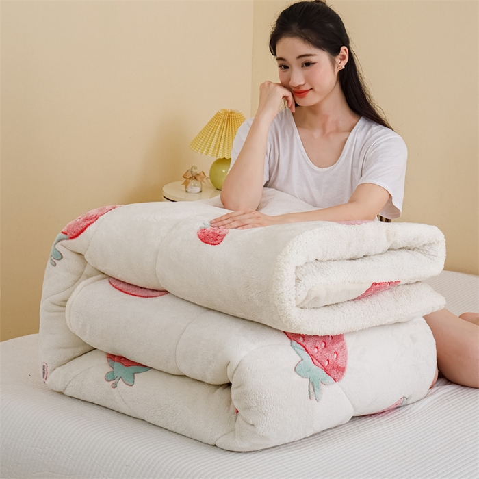 91家纺网 家纺一手货源 找家纺 曼町家居 2025新款加厚升级款雪花绒印花冬被 被子被芯 草莓牛奶