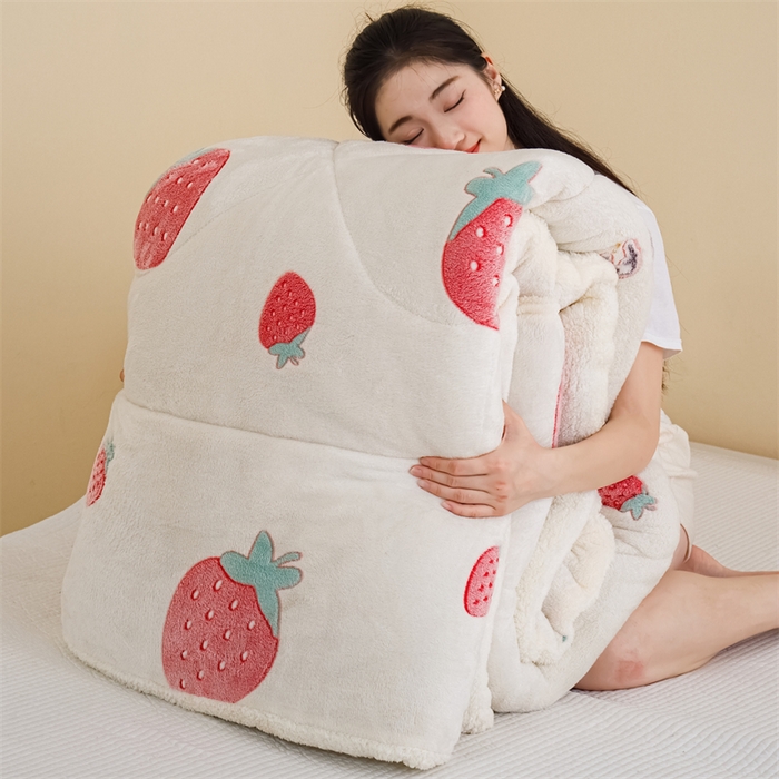 91家纺网 家纺一手货源 找家纺 曼町家居 2025新款加厚升级款雪花绒印花冬被 被子被芯 草莓牛奶