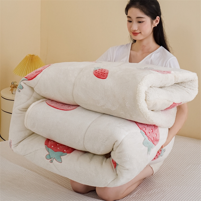 91家纺网 家纺一手货源 找家纺 曼町家居 2025新款加厚升级款雪花绒印花冬被 被子被芯 草莓牛奶