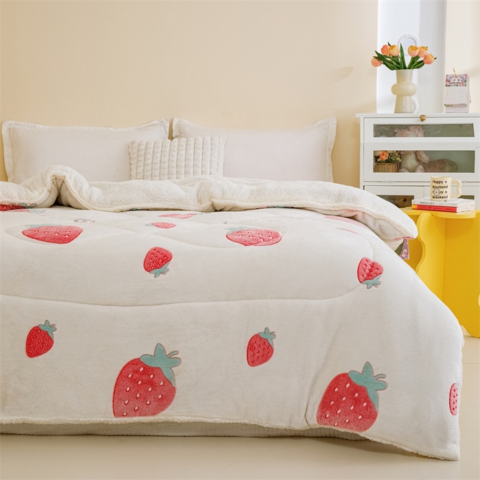 91家纺网 家纺一手货源 找家纺 曼町家居 2025新款加厚升级款雪花绒印花冬被 被子被芯 草莓牛奶