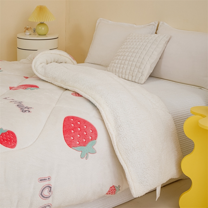 91家纺网 家纺一手货源 找家纺 曼町家居 2025新款加厚升级款雪花绒印花冬被 被子被芯 草莓牛奶