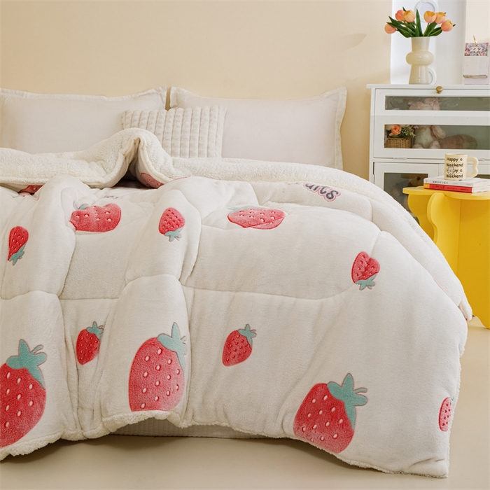 91家纺网 家纺一手货源 找家纺 曼町家居 2025新款加厚升级款雪花绒印花冬被 被子被芯 草莓牛奶