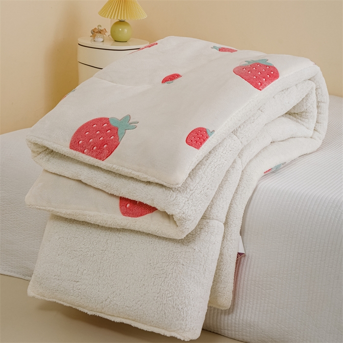 91家纺网 家纺一手货源 找家纺 曼町家居 2025新款加厚升级款雪花绒印花冬被 被子被芯 草莓牛奶