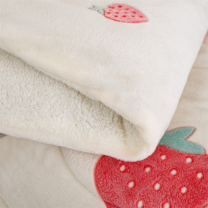 91家纺网 家纺一手货源 找家纺 曼町家居 2025新款加厚升级款雪花绒印花冬被 被子被芯 草莓牛奶