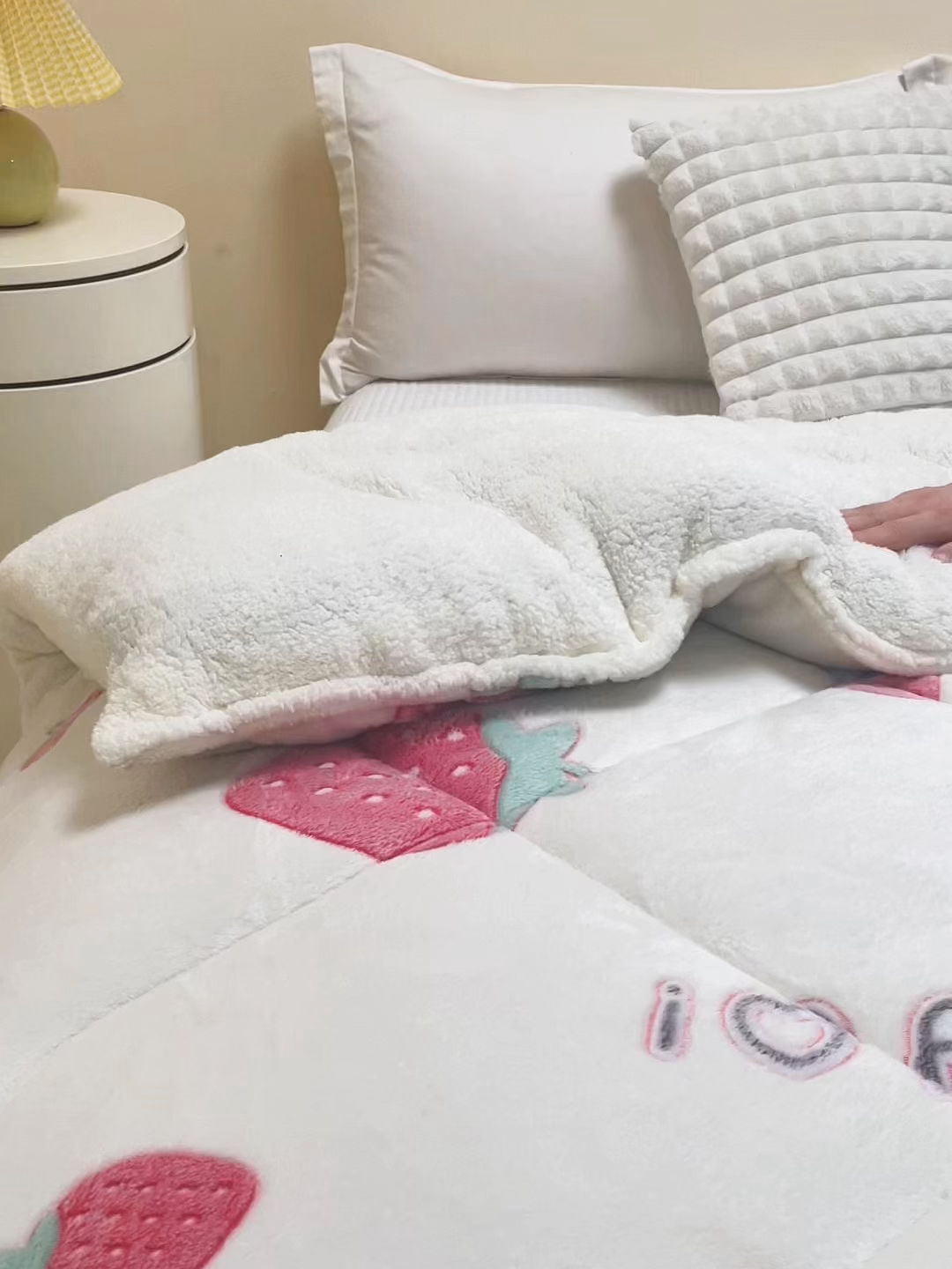 91家纺网 家纺一手货源 找家纺 曼町家居 2025新款加厚升级款雪花绒印花冬被 被子被芯 草莓牛奶