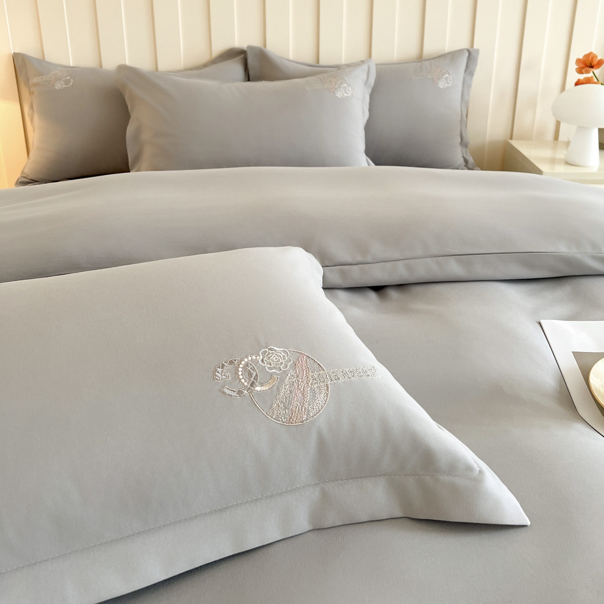 91家纺网 家纺一手货源 找家纺 文黛家居 2025新款高克重水洗棉绣花四件套-奢侈生活 奢侈生活-灰