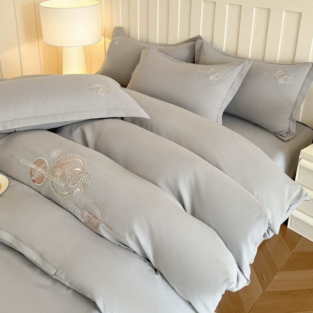 91家纺网 家纺一手货源 找家纺 文黛家居 2025新款高克重水洗棉绣花四件套-奢侈生活 奢侈生活-灰