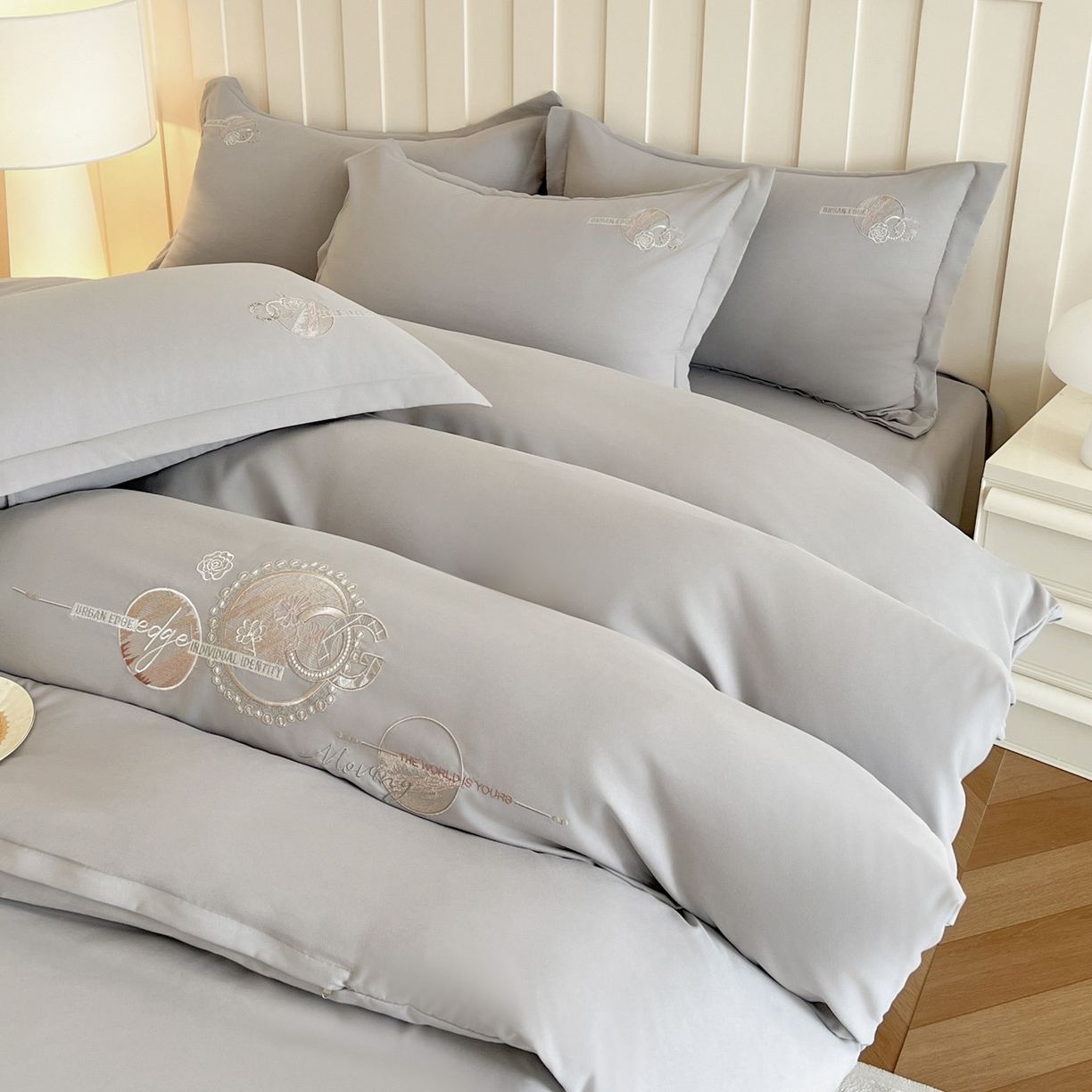 91家纺网 家纺一手货源 找家纺 文黛家居 2025新款高克重水洗棉绣花四件套-奢侈生活 奢侈生活-灰