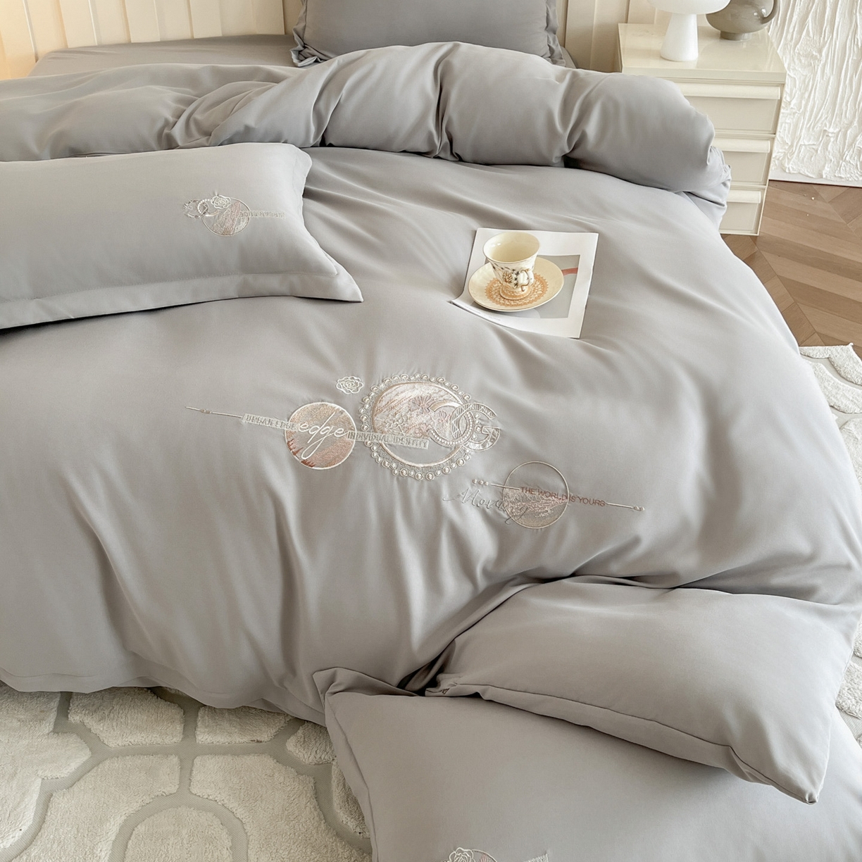 91家纺网 家纺一手货源 找家纺 文黛家居 2025新款高克重水洗棉绣花四件套-奢侈生活 奢侈生活-灰