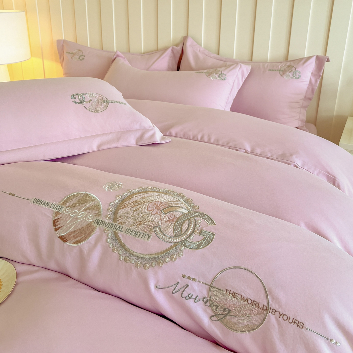 91家纺网 家纺一手货源 找家纺 文黛家居 2025新款高克重水洗棉绣花四件套-奢侈生活 奢侈生活-粉