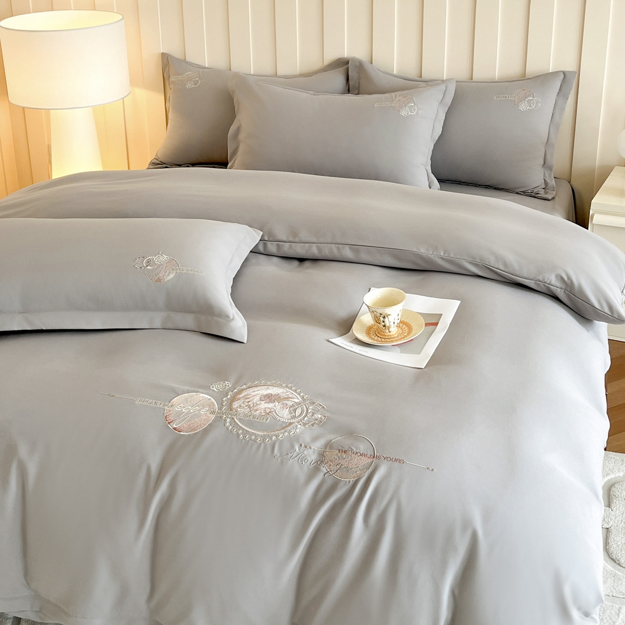 91家纺网 家纺一手货源 找家纺 文黛家居 2025新款高克重水洗棉绣花四件套-奢侈生活 奢侈生活-灰