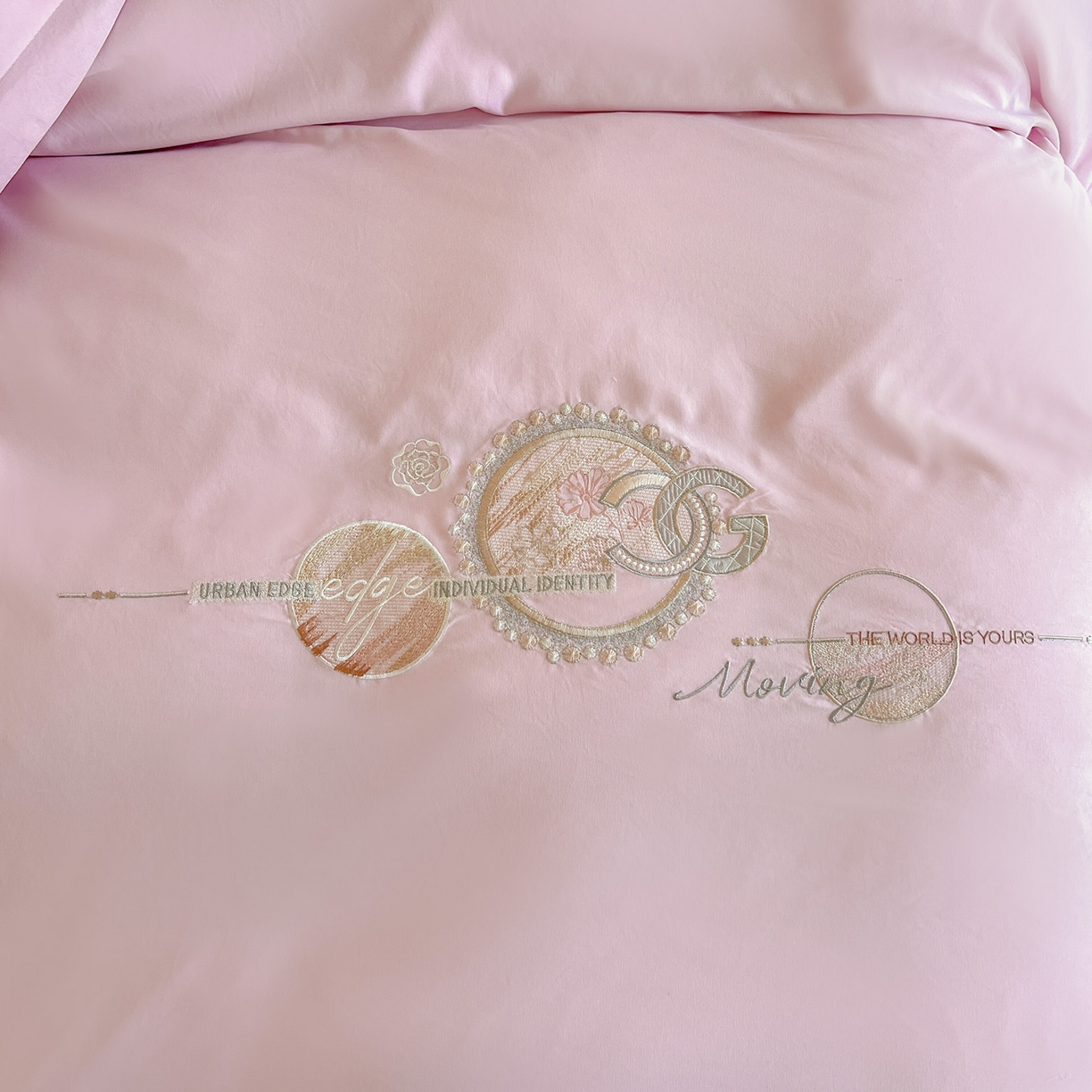 91家纺网 家纺一手货源 找家纺 文黛家居 2025新款高克重水洗棉绣花四件套-奢侈生活 奢侈生活-粉