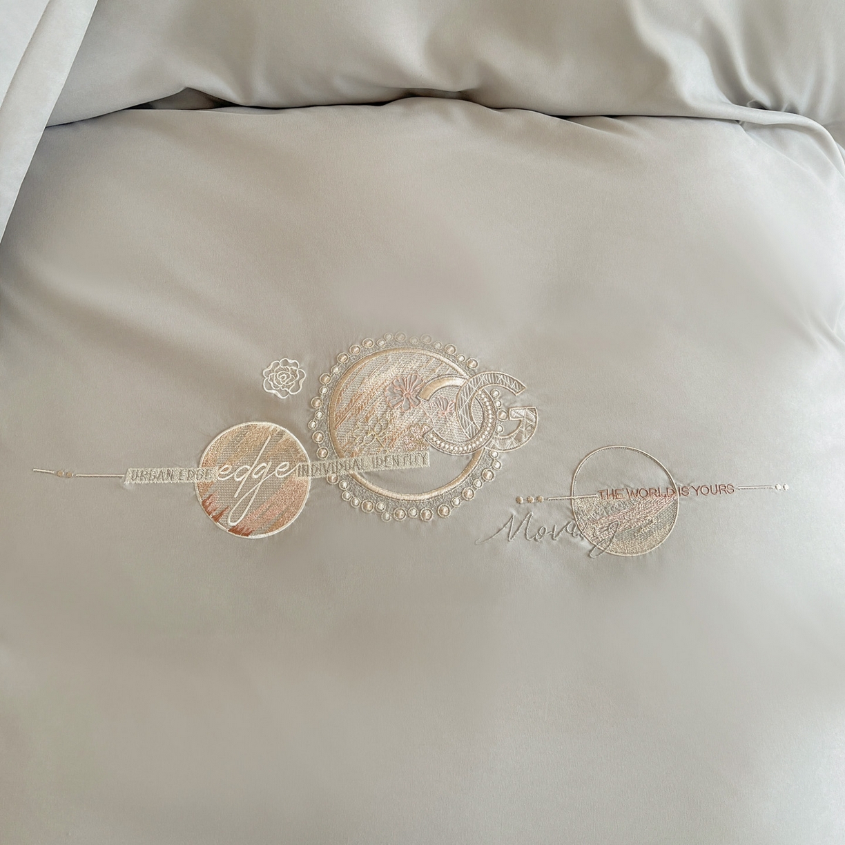 91家纺网 家纺一手货源 找家纺 文黛家居 2025新款高克重水洗棉绣花四件套-奢侈生活 奢侈生活-灰