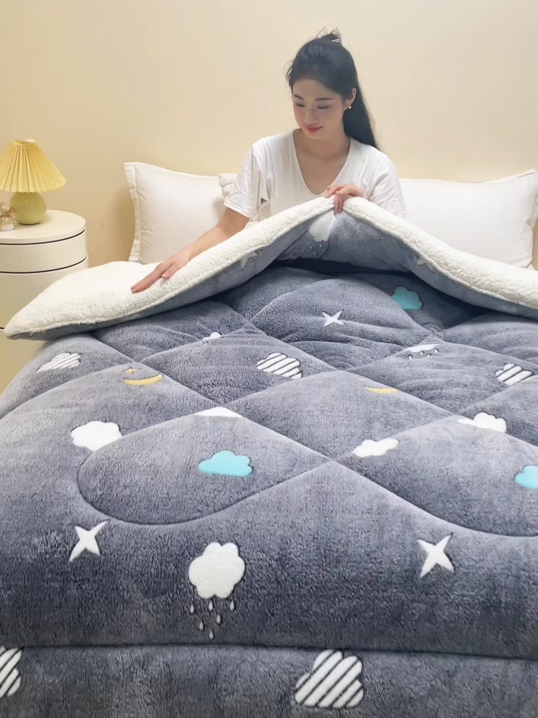91家纺网 家纺一手货源 找家纺 曼町家居 2025新款加厚升级款雪花绒印花冬被 被子被芯 灰色星空