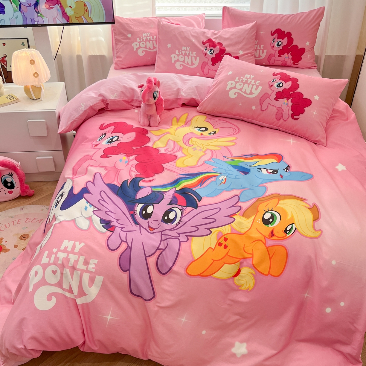 91家纺网 家纺一手货源 找家纺 暮思家居 2025新款正版授权小马宝莉大版全棉数码印花纯棉四件套 大版-宝莉大家族