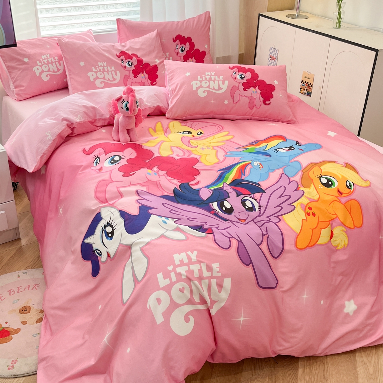 91家纺网 家纺一手货源 找家纺 暮思家居 2025新款正版授权小马宝莉大版全棉数码印花纯棉四件套 大版-宝莉大家族