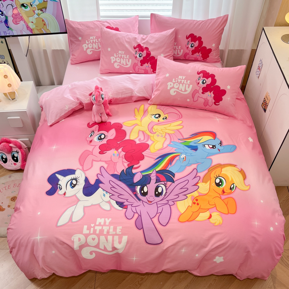 91家纺网 家纺一手货源 找家纺 暮思家居 2025新款正版授权小马宝莉大版全棉数码印花纯棉四件套 大版-宝莉大家族