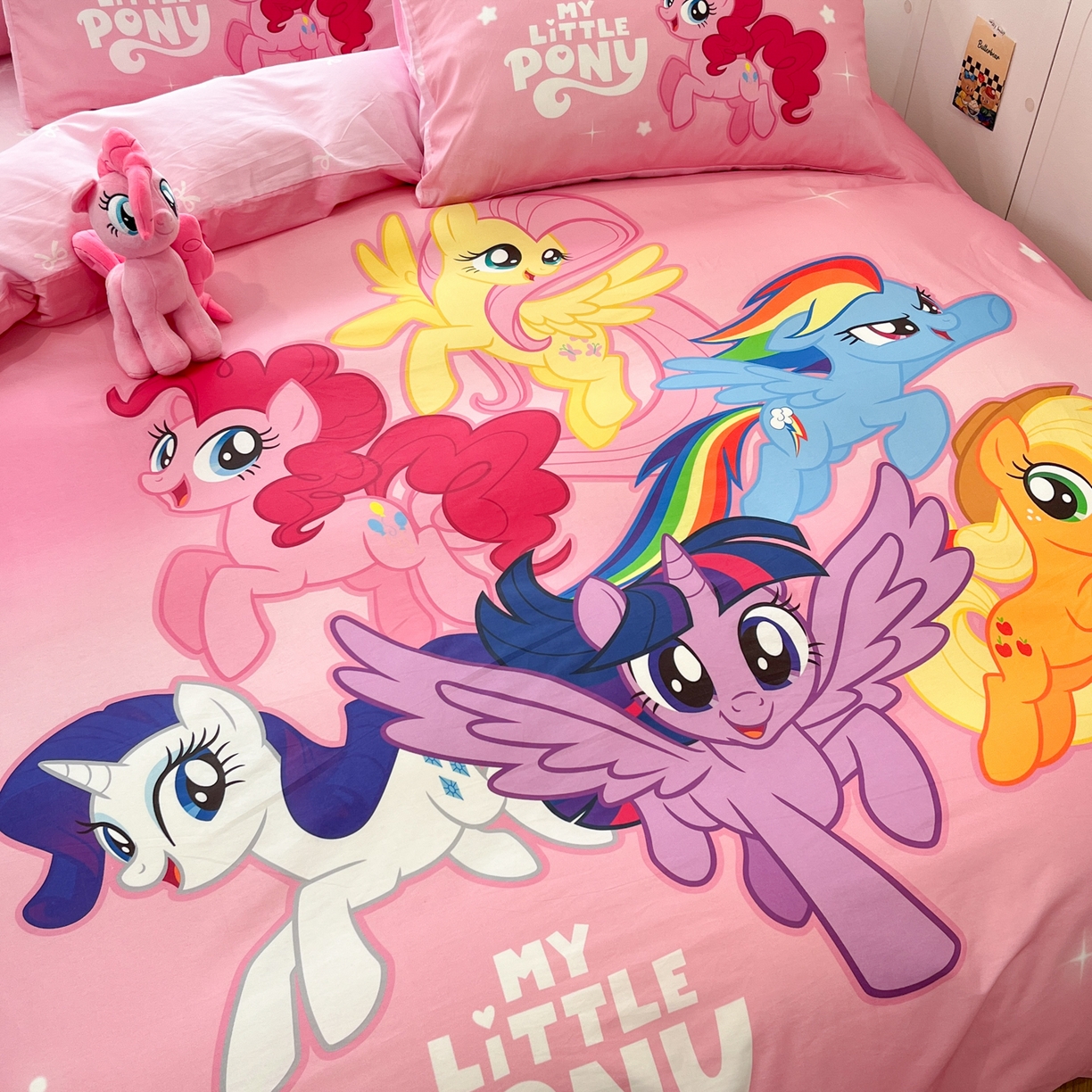 91家纺网 家纺一手货源 找家纺 暮思家居 2025新款正版授权小马宝莉大版全棉数码印花纯棉四件套 大版-宝莉大家族