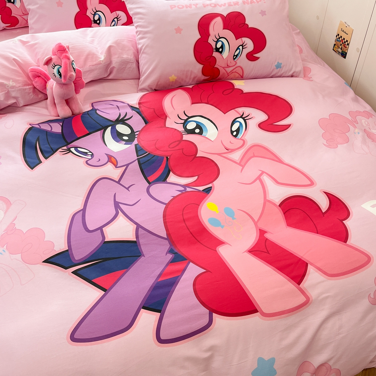 91家纺网 家纺一手货源 找家纺 暮思家居 2025新款正版授权小马宝莉大版全棉数码印花纯棉四件套 大版-宝莉女孩