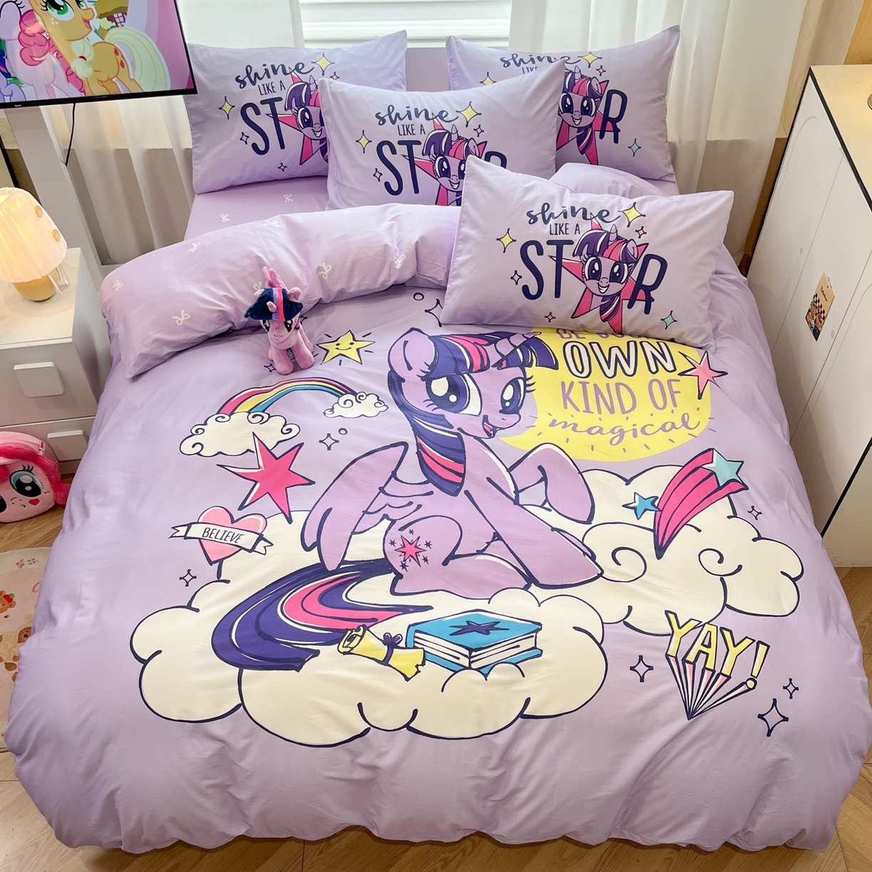 91家纺网 家纺一手货源 找家纺 暮思家居 2025新款正版授权小马宝莉大版全棉数码印花纯棉四件套 大版-梦幻紫悦