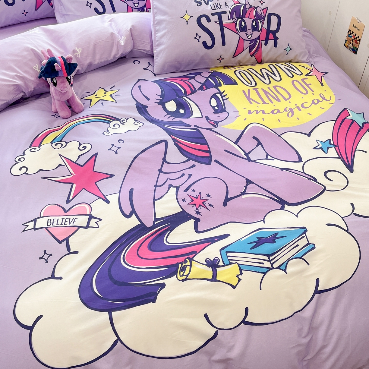 91家纺网 家纺一手货源 找家纺 暮思家居 2025新款正版授权小马宝莉大版全棉数码印花纯棉四件套 大版-梦幻紫悦