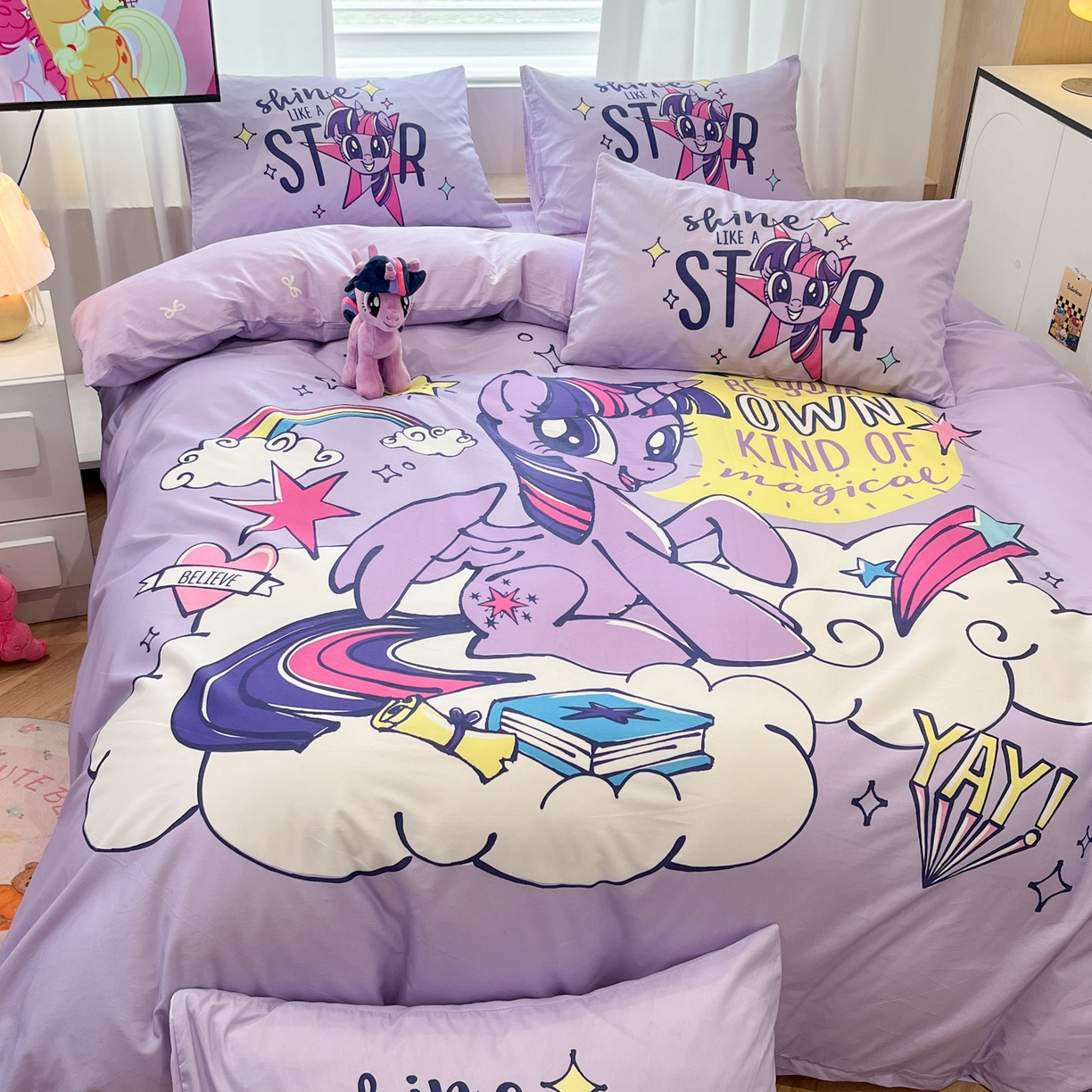 91家纺网 家纺一手货源 找家纺 暮思家居 2025新款正版授权小马宝莉大版全棉数码印花纯棉四件套 大版-梦幻紫悦